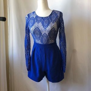 Fitted around the waist, details on the sleeves